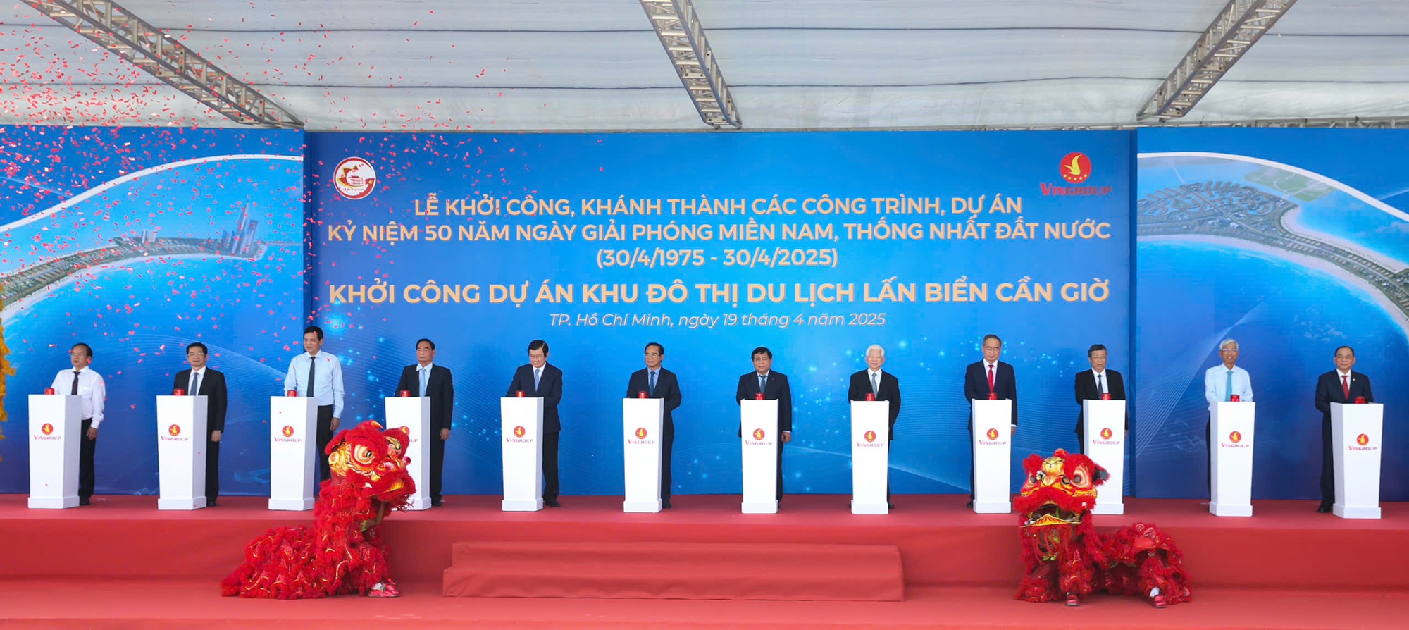 Các đại biểu bấm nút khởi công dự án Khu đô thị lấn biển Cần Giờ